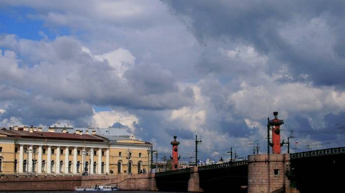 Огни Ростральных колонн зажгли в честь Дня снятия блокады Ленинграда