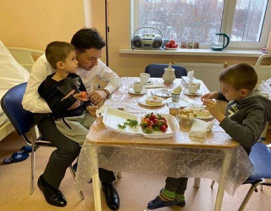 Брошенные в Шереметьево мальчики позавтракали с губернатором Подмосковья