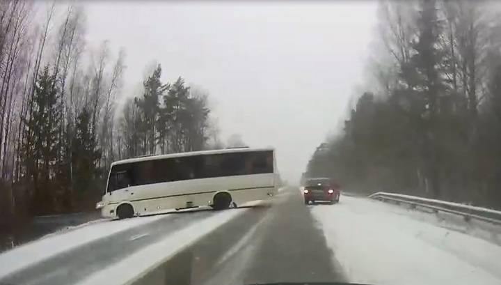 Опубликовано видео аварии с автобусом в Ленинградской области