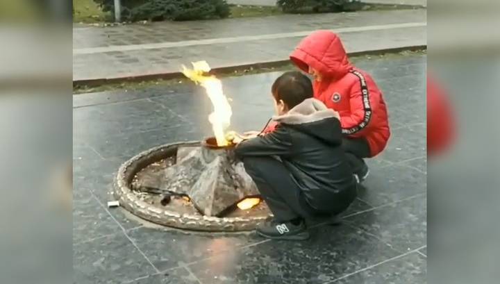 Махачкалинские подростки пожарили на Вечном огне окорочка