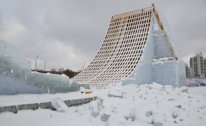 В Казани начали убирать ледовый городок и новогоднюю елку у Чаши