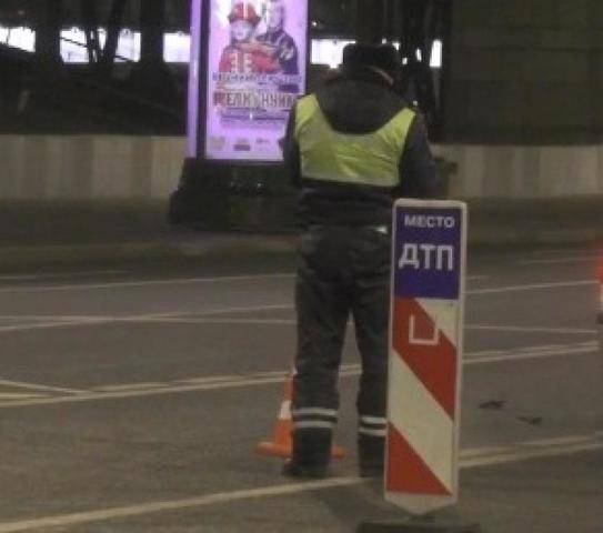 Автомобиль каршеринга протаранил здание МВД в Москве