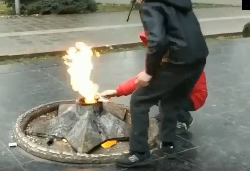 Дагестанские школьники пожарили курицу на Вечном огне