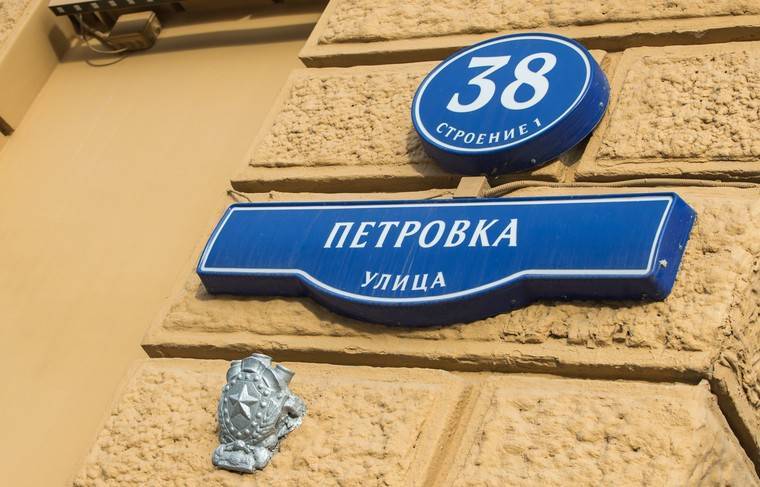 Каршеринговая «Лада» врезалась в здание МВД на Петровке