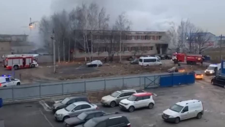 Пожар в общежитии на юге Петербурга тушат по первому номеру
