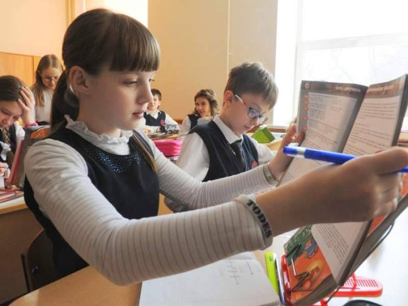 СМИ: в Сибири учительница поставила школьнице оценку на лоб