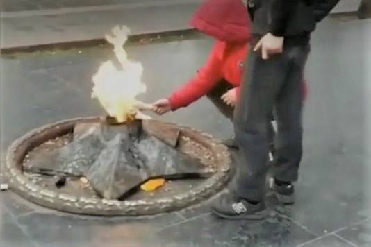 Подростки в Махачкале пожарили курицу на Вечном огне