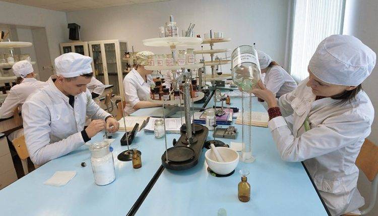 Путин поручил ежегодно размещать квоты на обучение в медицинских вузах