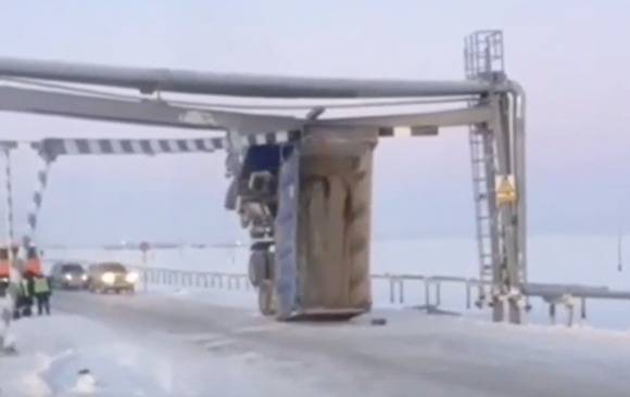На Ямале грузовик подрядчика «Газпрома» зацепил кузовом арку и встал на дыбы
