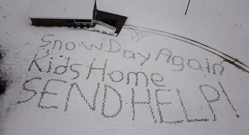 «Зовите подмогу»: Отец оставил гигантский крик о помощи на снегу, когда дети не пошли в школу из-за непогоды