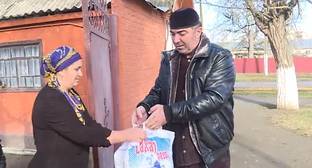 Пользователи соцсети сочли показной акцию с раздачей продуктов малоимущим в Чечне