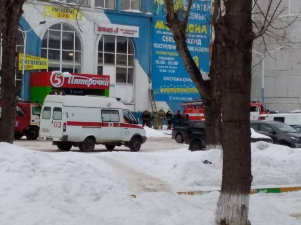 В Кузбассе эвакуировали персонал и посетителей торгового центра