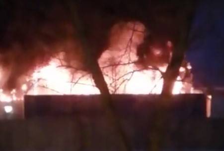 Пожар повышенной сложности произошел в ангаре в Самарской области