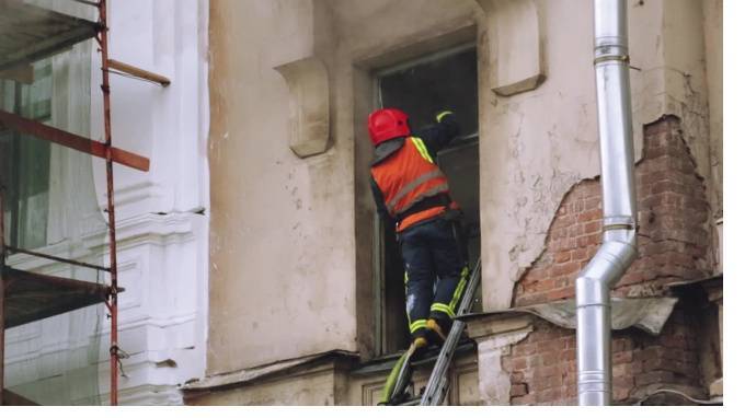 На улице Полозова в пожаре пострадал мужчина