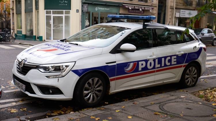 Полиция Парижа разгоняет нелегальный лагерь мигрантов на севере города