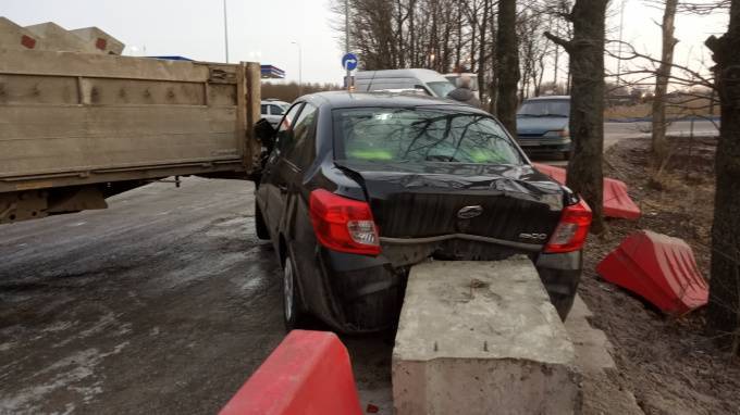 Автомобиль попал в бетонную ловушку на Пулковском шоссе