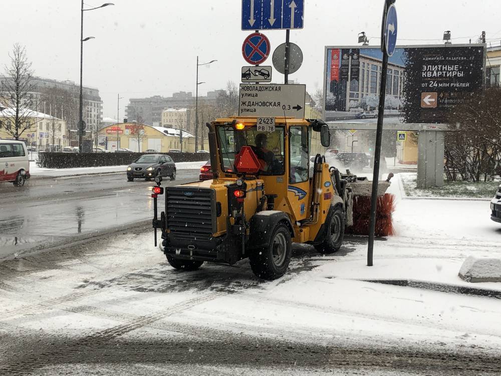 Петербург продолжают чистить после сильного снегопада