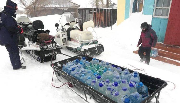 Сотрудники МЧС продолжают доставлять продукты в заснеженные села Алтая