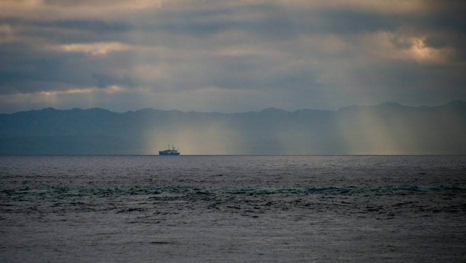 Судно "Энигма Астралис" затонуло в Охотском море после пожара