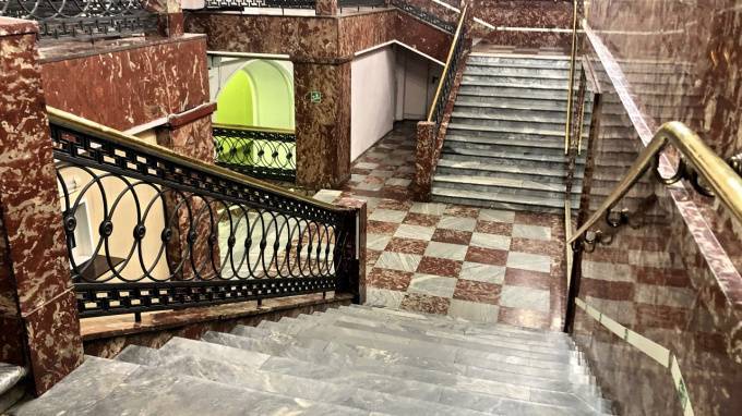На лестнице "Гостиного двора" нашли плиты с "Площади Восстания"