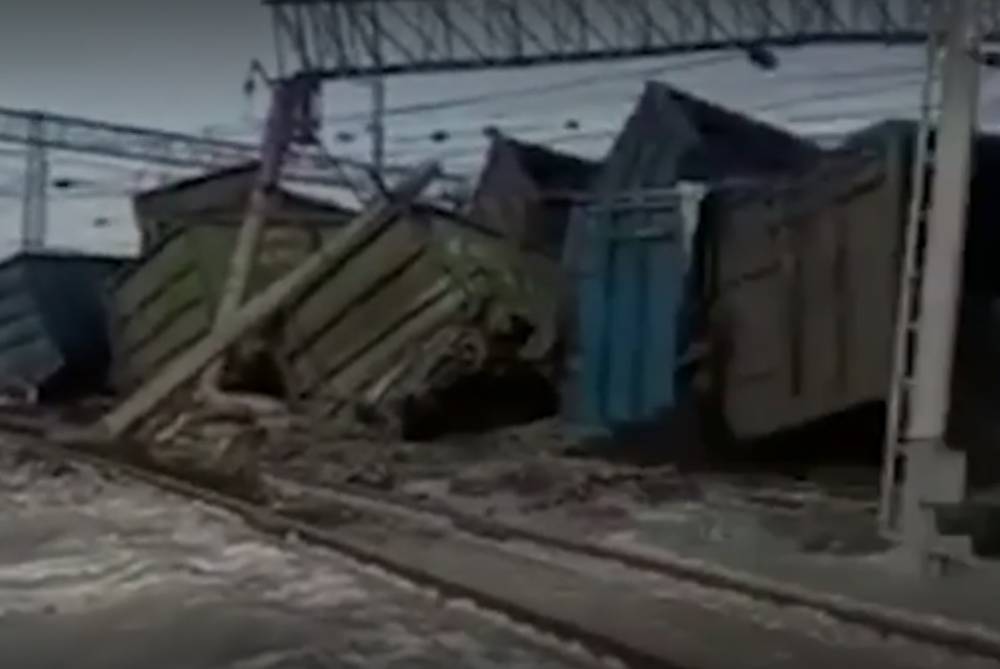 Сошедший с рельсов поезд в Иркутской области попал на видео