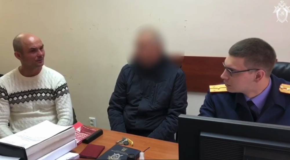 СК показал кадры с допроса мужчины, оставившего двух детей в «Шереметьево»
