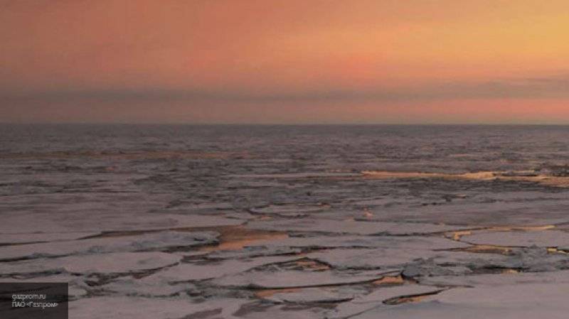 Свыше 250 рыбаков из 600 эвакуировали с оторванной от берега льдины на Сахалине