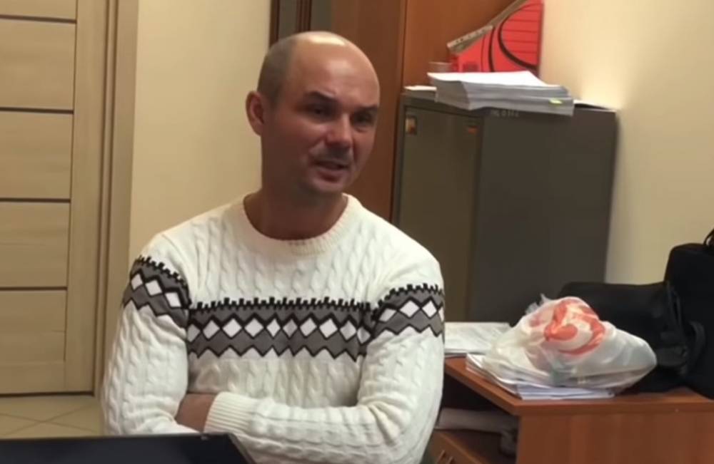 Появилось видео допроса мужчины, бросившего детей в Шереметьеве