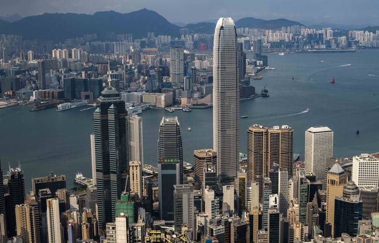 Власти Гонконга разрешили чиновникам работать из дома из-за коронавируса