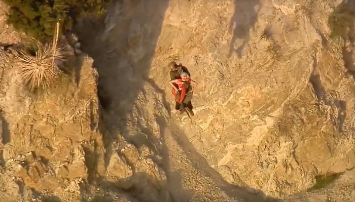 Спасатель поймал сорвавшуюся со скалы пенсионерку под Лос-Анджелесом