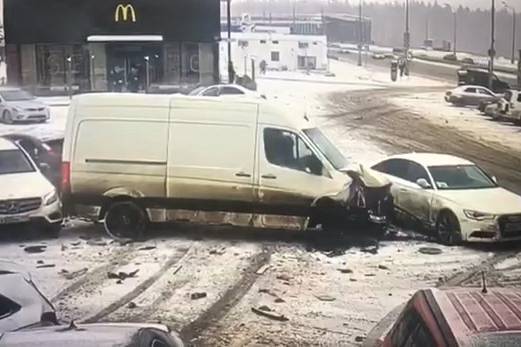Газель и три автомобиля столкнулись на Калужском шоссе в Москве