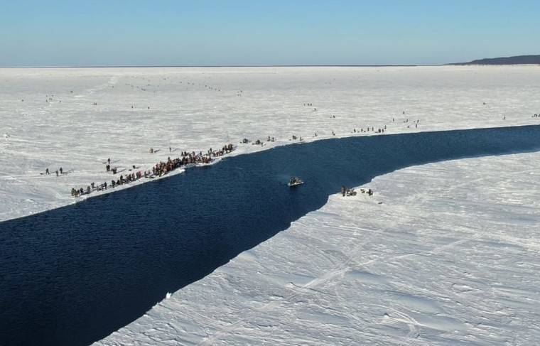 Спасатели эвакуировали со льдины на Сахалине почти 600 рыбаков-любителей