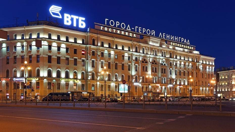 ВТБ демонтирует рекламу на крыше гостиницы "Октябрьская"