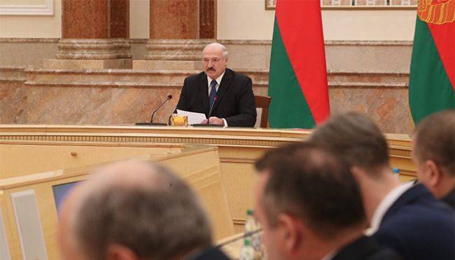 Лукашенко: Война идет, а вы болтовней занимаетесь