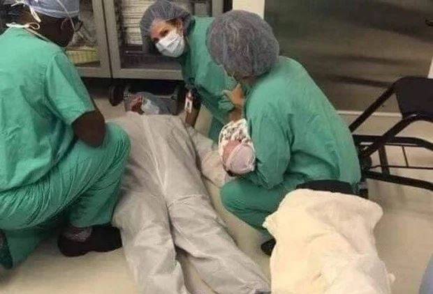 Мать сделала селфи во время родов, засняв потерявшего сознание мужа