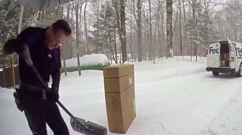 Курьер доставил посылку и решил добровольно расчистить снег женщине, которой не было дома (видео)