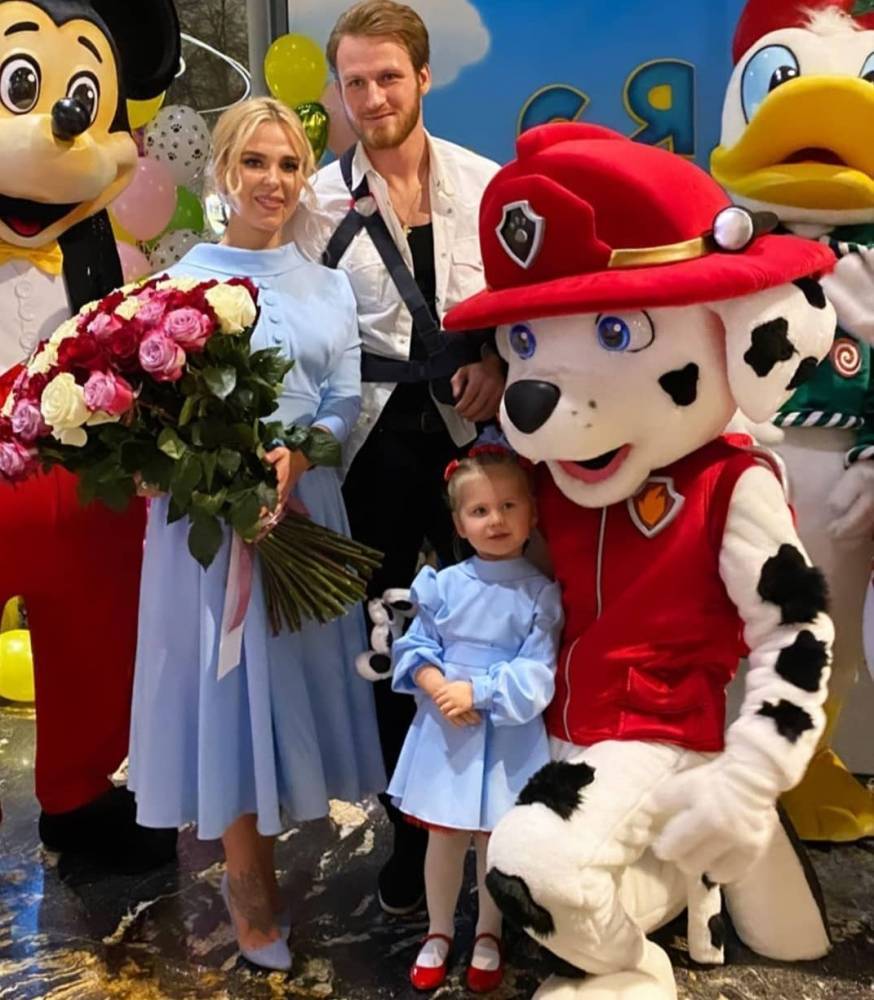 Пелагея и хоккеист из Новокузнецка Иван Телегин вместе отпраздновали день рождения дочери