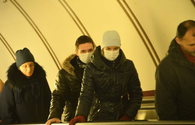 Медицинские маски скупают в российских аптеках
