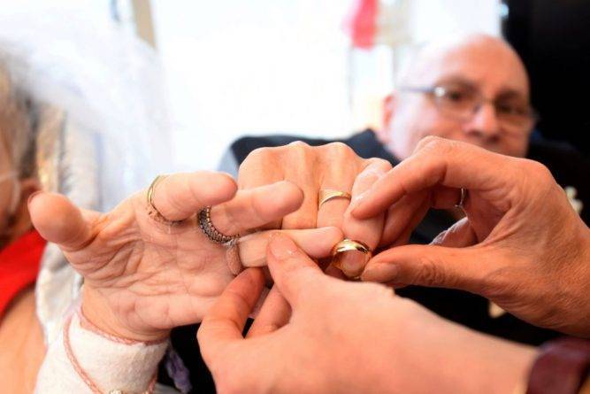 56-летняя невеста и 73-летний жених — у обоих церебральный паралич — поженились в больничной палате из-за внезапной болезни женщины