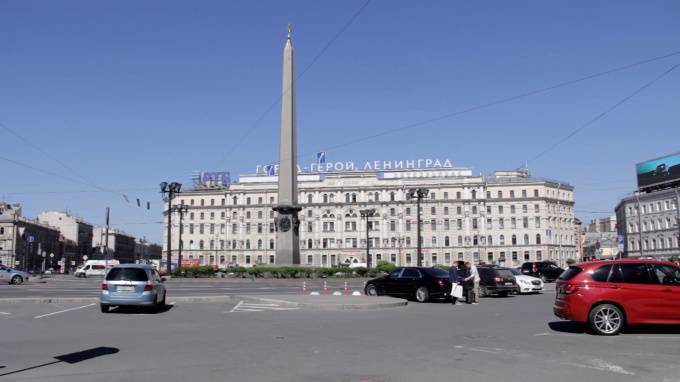 ВТБ снимет свои рекламные конструкции с крыши гостиницы "Октябрьская"