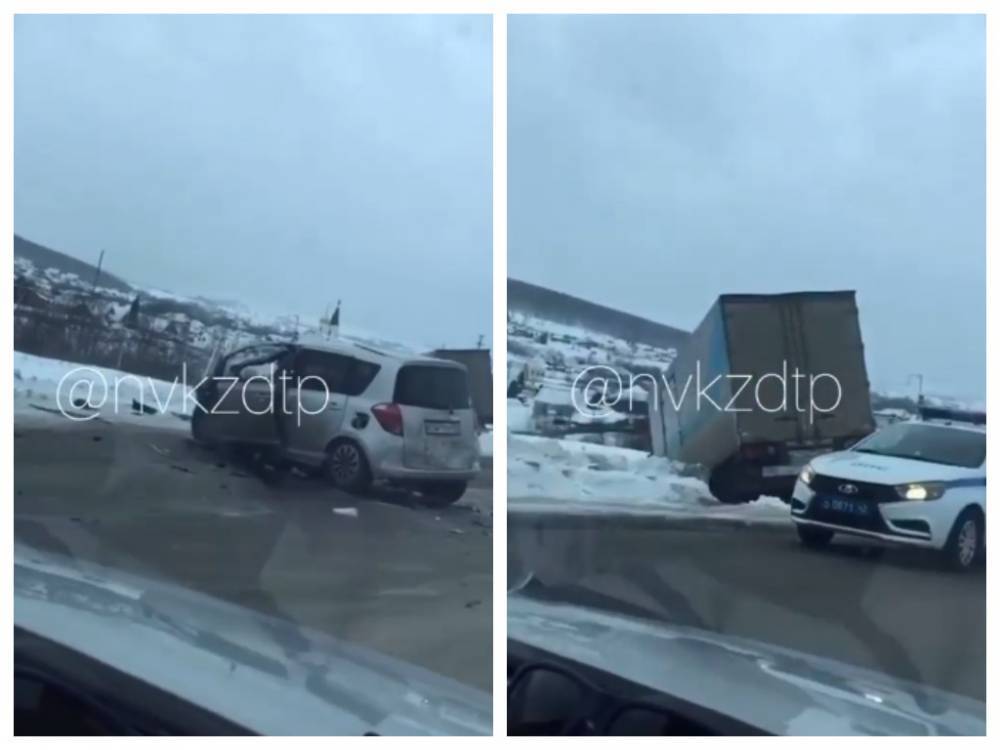 Грузовик и легковой автомобиль попали в жёсткое ДТП на кузбасской трассе