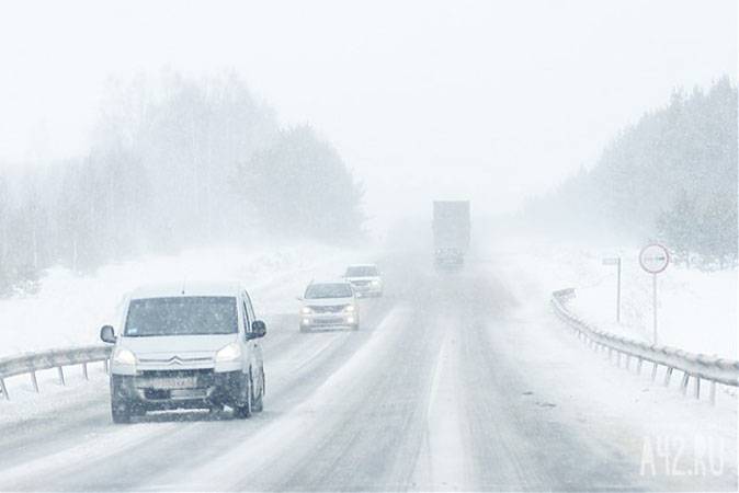 Трассу из Алтайского края до Кузбасса закрыли из-за снегопада