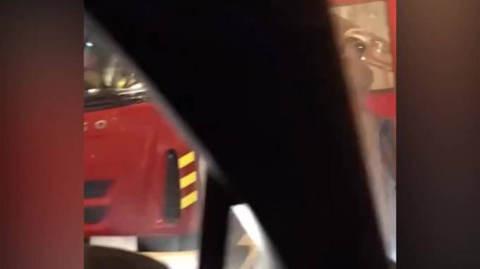 В центре Петербурга неадекватный мужчина остановил пожарную с сиреной
