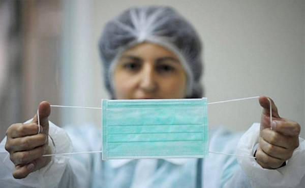 Из-за коронавируса россияне массово скупают медицинские маски в аптеках