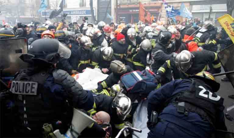 Пенсионная реформа в Франции: В Париже пожарные дерутся с полицейскими