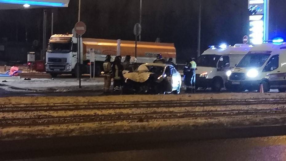 В Невском районе Петербурга машина врезалась в столб, пострадали две женщины
