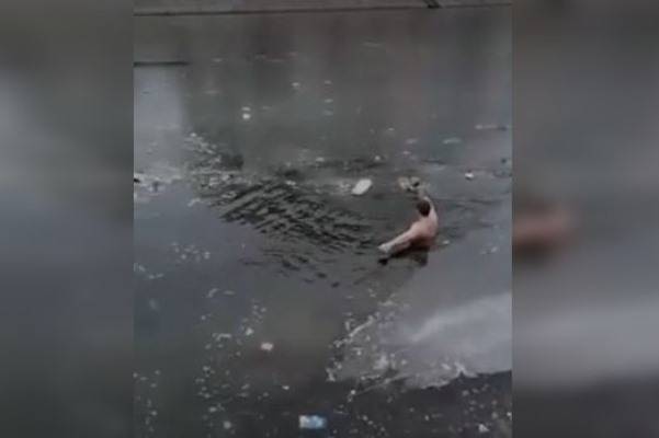 В Астрахани мужчина спас собаку из ледяной воды