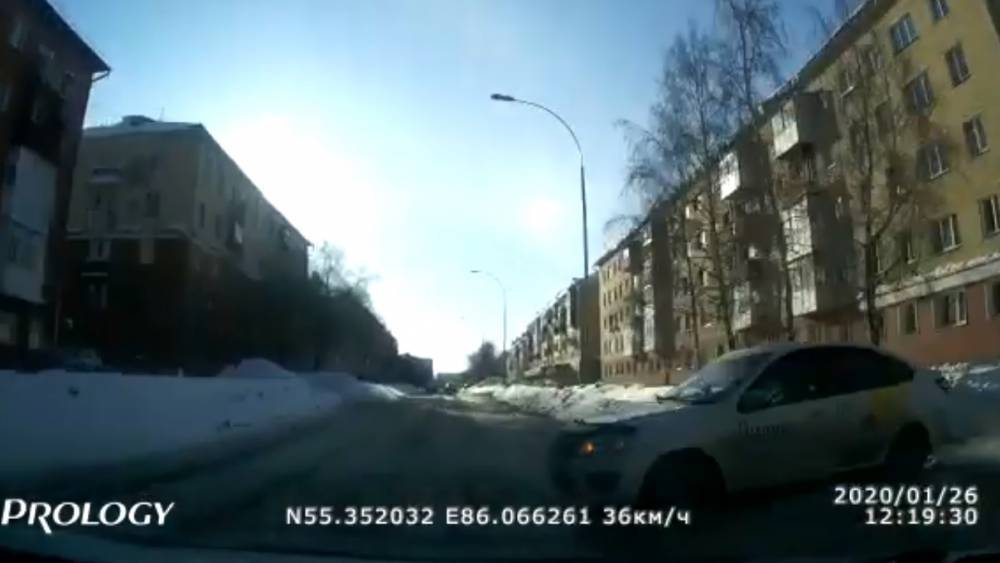 В Сети появилось видео момента ДТП с такси в Кемерове