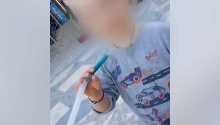 Соцсети возмутило видео, на котором мать дает маленькому сыну курить кальян