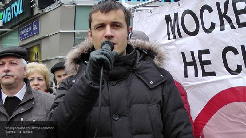 Депутат-коммунист Тарасов устроил любовницу на должность помощника с зарплатой в 600 тысяч